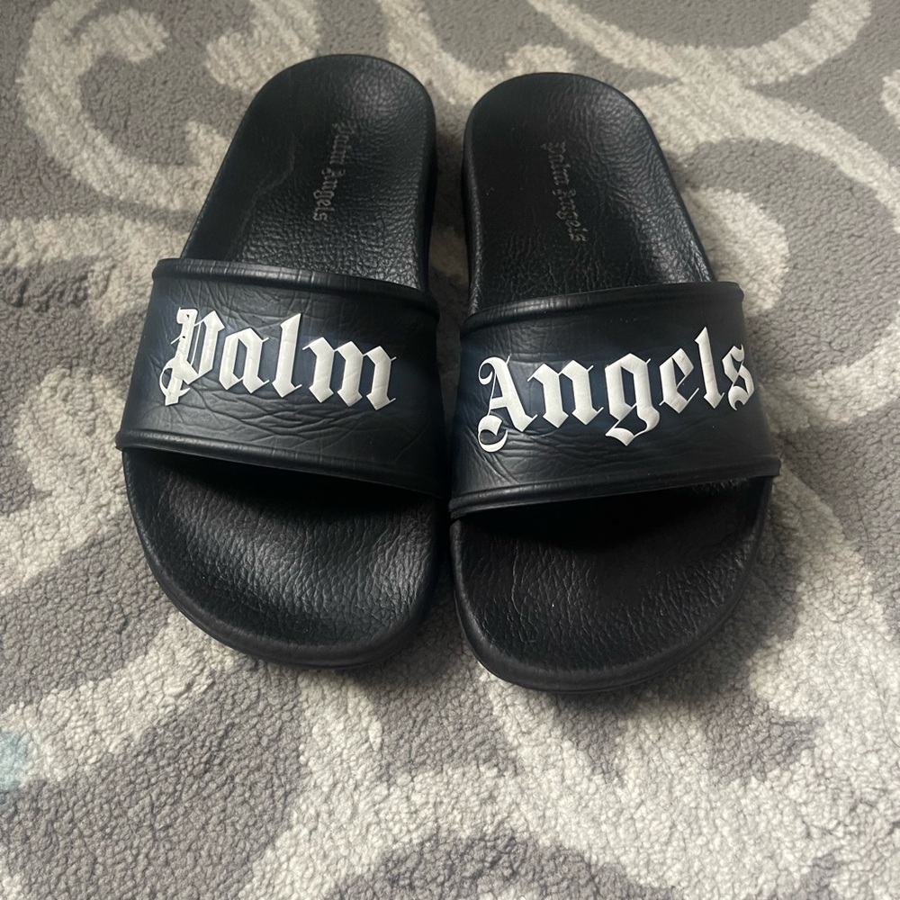Kids size 3 beach slides.